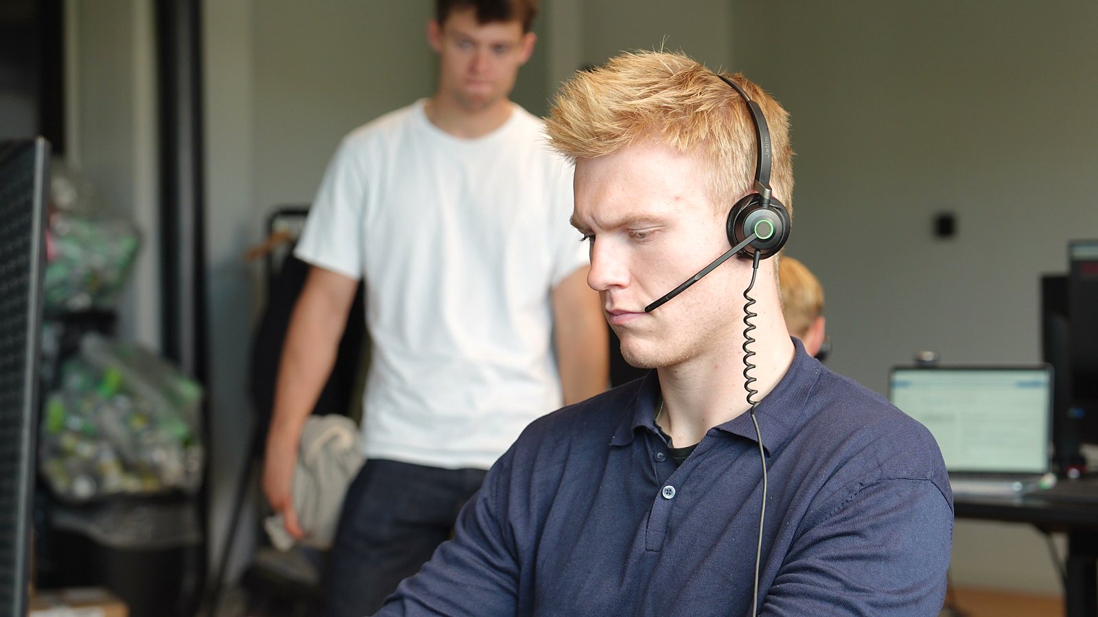SDR med headset koncentreret ved skærmen